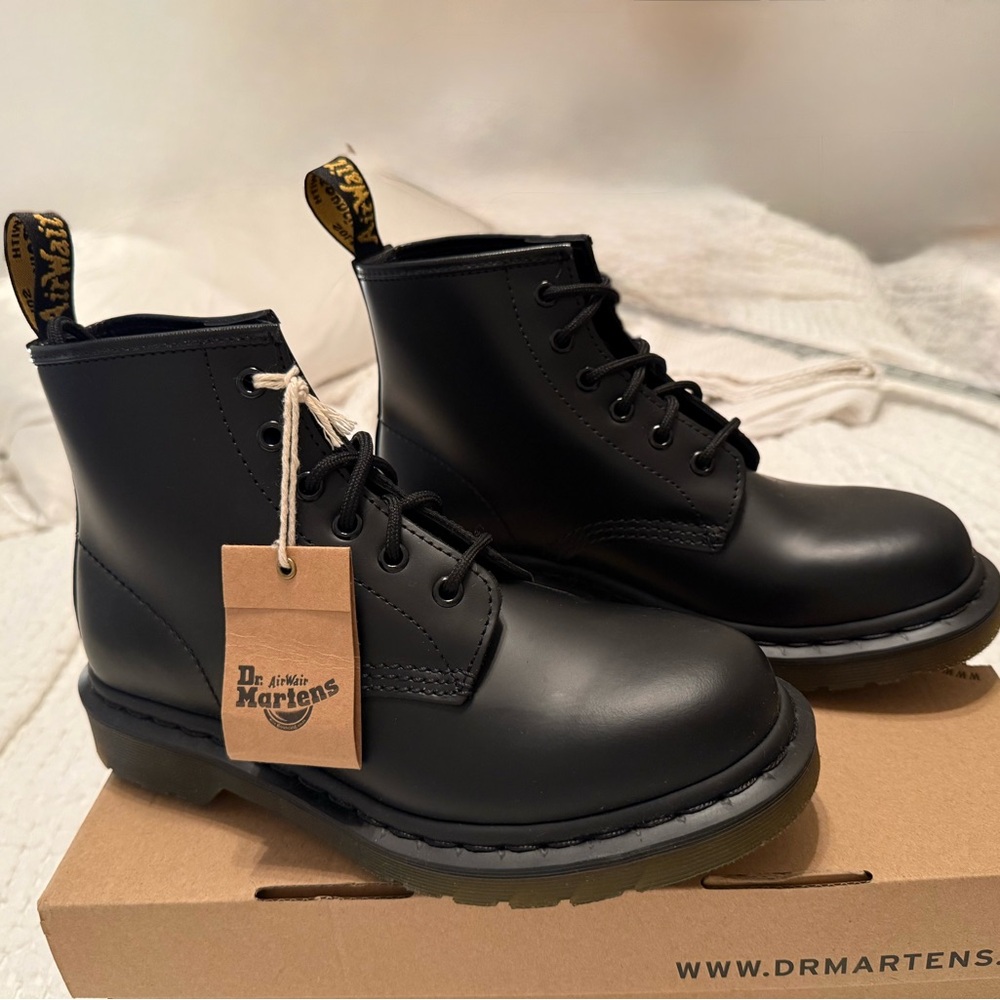 Dr. Martens Smooth Black Leather Six Eye Boots Sz 7